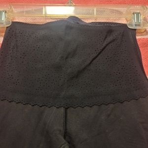 Lululemon High Waisted Leggings/ tapered Hem/Lace